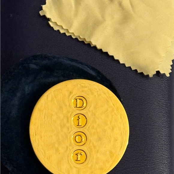 CHRISTIAN DIOR-VINTAGE 1980s GOLD-TONE VANITY POCKET MIRROR W/NAVY VELOUR POUCH - Picture 4 of 7